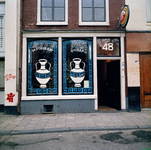 846375 Gezicht op de onderpui van het pand Oudegracht 48 (Grieks restaurant Helaas) te Utrecht.